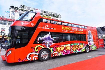 Xe buýt hai tầng phục vụ khách đi tham quan tại Hà Nội. Ảnh: Giang Huy