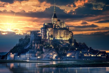 Tu viện cổ Mont Saint-Michel nằm ở vị trí cao nhất của hòn đảo cùng tên. Ảnh: Hd wallpapers