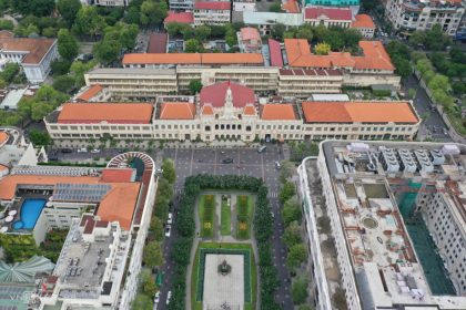 Toàn cảnh toà nhà HĐND và UBND nhìn từ trên cao, phía trước là khu tượng đài Chủ tịch Hồ Chí Minh và phố đi bộ Nguyễn Huệ. Ảnh: Quỳnh Trần