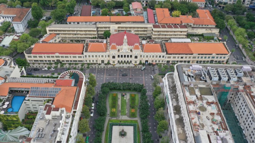 Toàn cảnh toà nhà HĐND và UBND nhìn từ trên cao, phía trước là khu tượng đài Chủ tịch Hồ Chí Minh và phố đi bộ Nguyễn Huệ. Ảnh: Quỳnh Trần