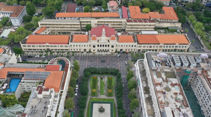 Toàn cảnh toà nhà HĐND và UBND nhìn từ trên cao, phía trước là khu tượng đài Chủ tịch Hồ Chí Minh và phố đi bộ Nguyễn Huệ. Ảnh: Quỳnh Trần