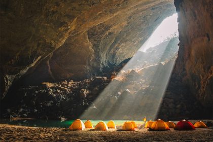 Tia nắng chiếu trong Hang Én tại khu vực bãi trại qua đêm. Ảnh: Oxalis