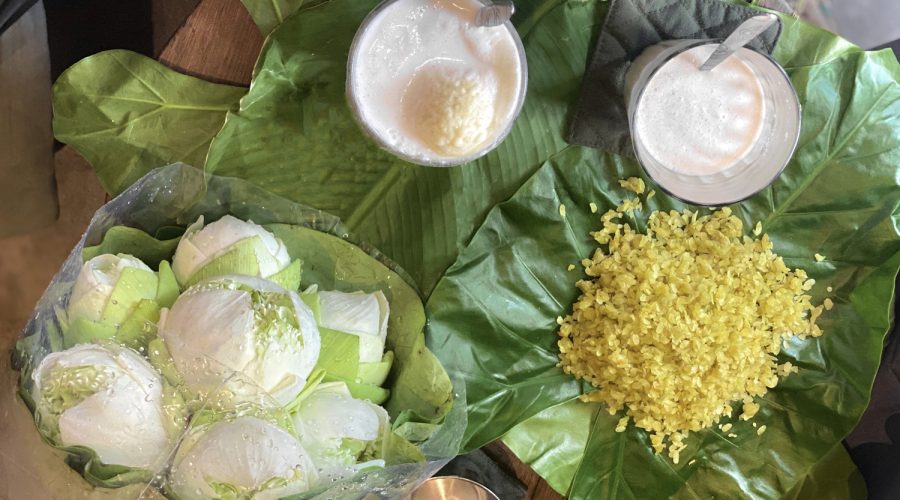 Cốm là thức quà đặc trưng của mùa thu Hà Nội.