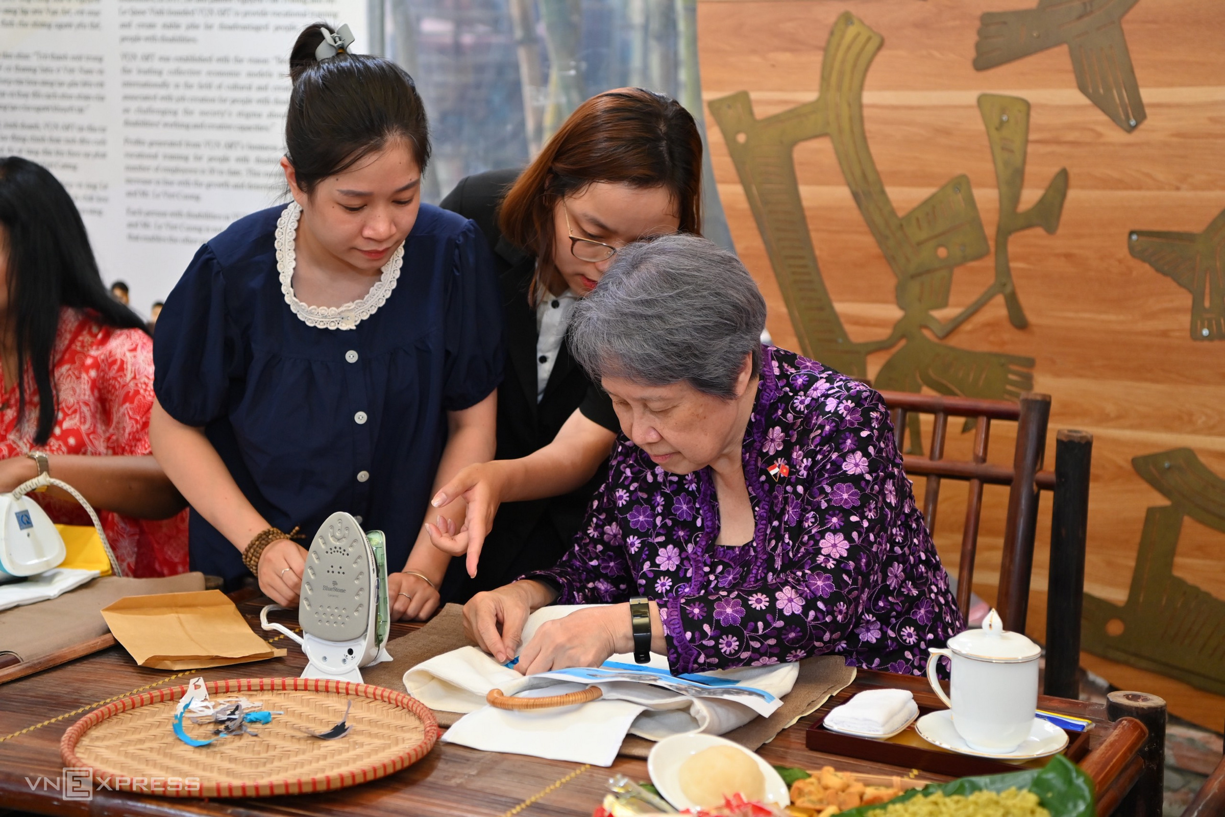 Phu nhân Thủ tướng Singapore ghép tranh lụa tại HTX Vụn Art, làng lụa Vạn Phúc, Hà Đông, Hà Nội ngày 28/8. Ảnh: Giang Huy