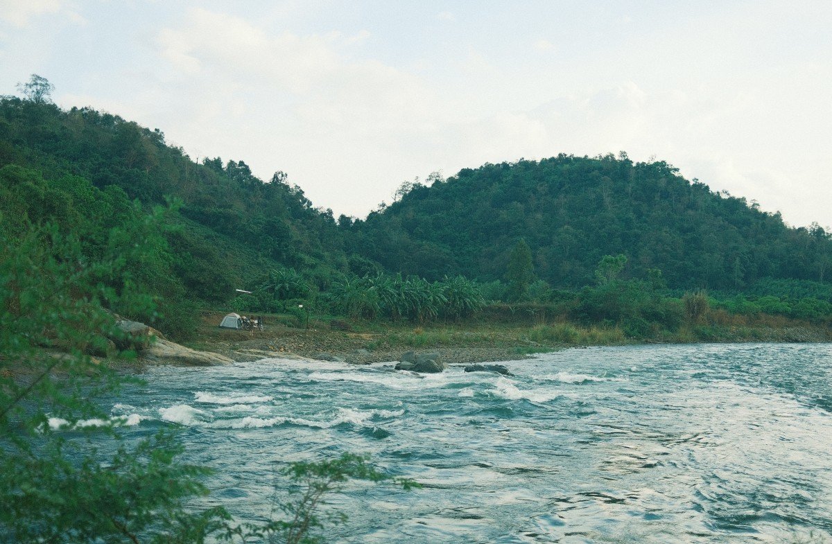 Khung cảnh suối La Ngâu chảy qua rừng Tánh Linh. Ảnh: Bích Phương