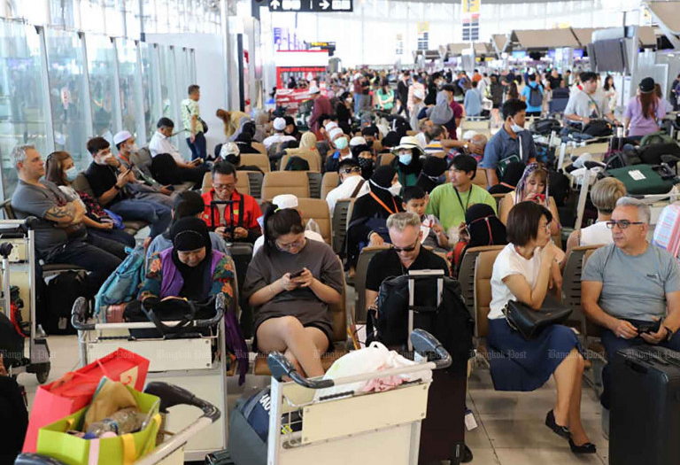 Sân bay Suvarnabhumi kín khách dịp tết Té nước Songkran ở Thái Lan hồi tháng 4. Ảnh: Bangkok Post