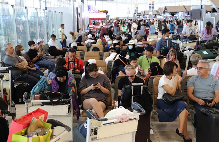 Sân bay Suvarnabhumi kín khách dịp tết Té nước Songkran ở Thái Lan hồi tháng 4. Ảnh: Bangkok Post