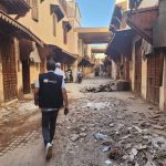 Eric Falt, giám đốc khu vực của UNESCO, đang đi khảo sát khu vực đổ nát trong khu phố cổ tại Marrakesh. Ảnh: AFP