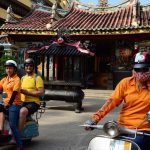 Tài xế chở du khách nước ngoài tham quan chùa cổ ở TP HCM bằng xe Vespa. Ảnh: Mark Eveleigh