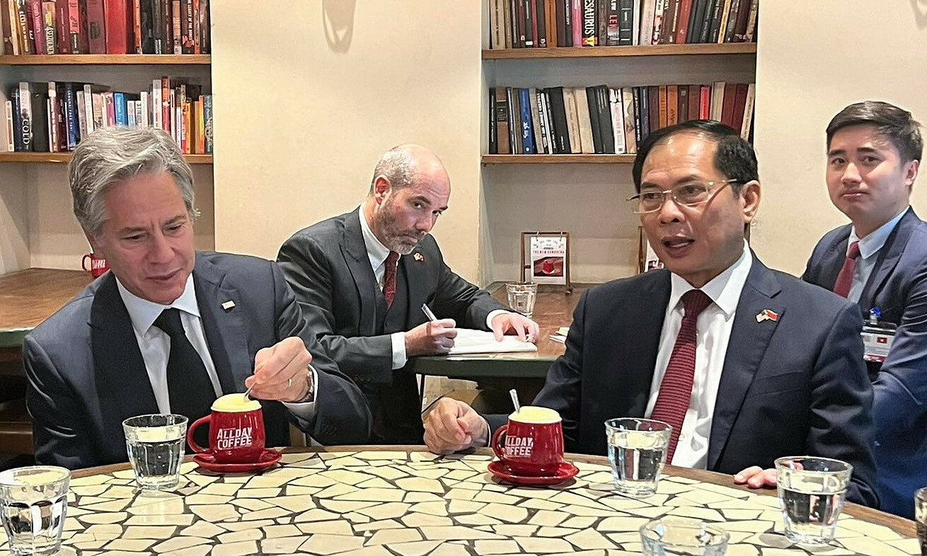 Ngoại trưởng Mỹ cùng Bộ trưởng Bộ Ngoại giao Việt Nam thưởng thức cà phê tại All Day Coffee sáng 11/9.  Ảnh: X/Secretary Antony Blinken