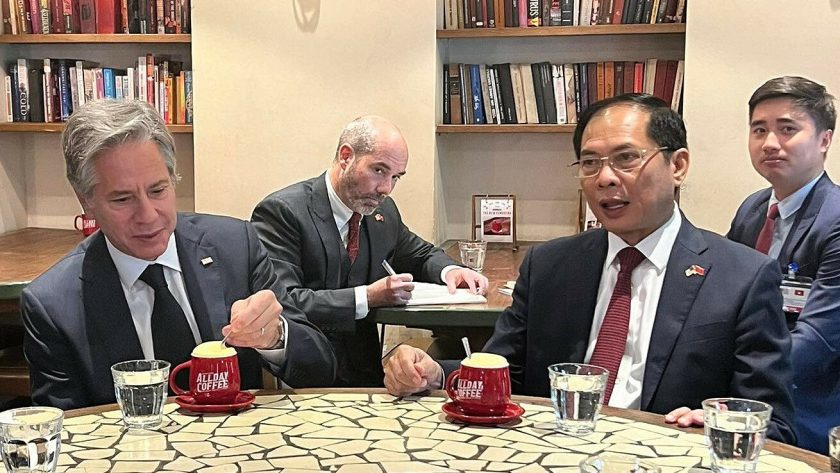 Ngoại trưởng Mỹ cùng Bộ trưởng Bộ Ngoại giao Việt Nam thưởng thức cà phê tại All Day Coffee sáng 11/9.  Ảnh: X/Secretary Antony Blinken