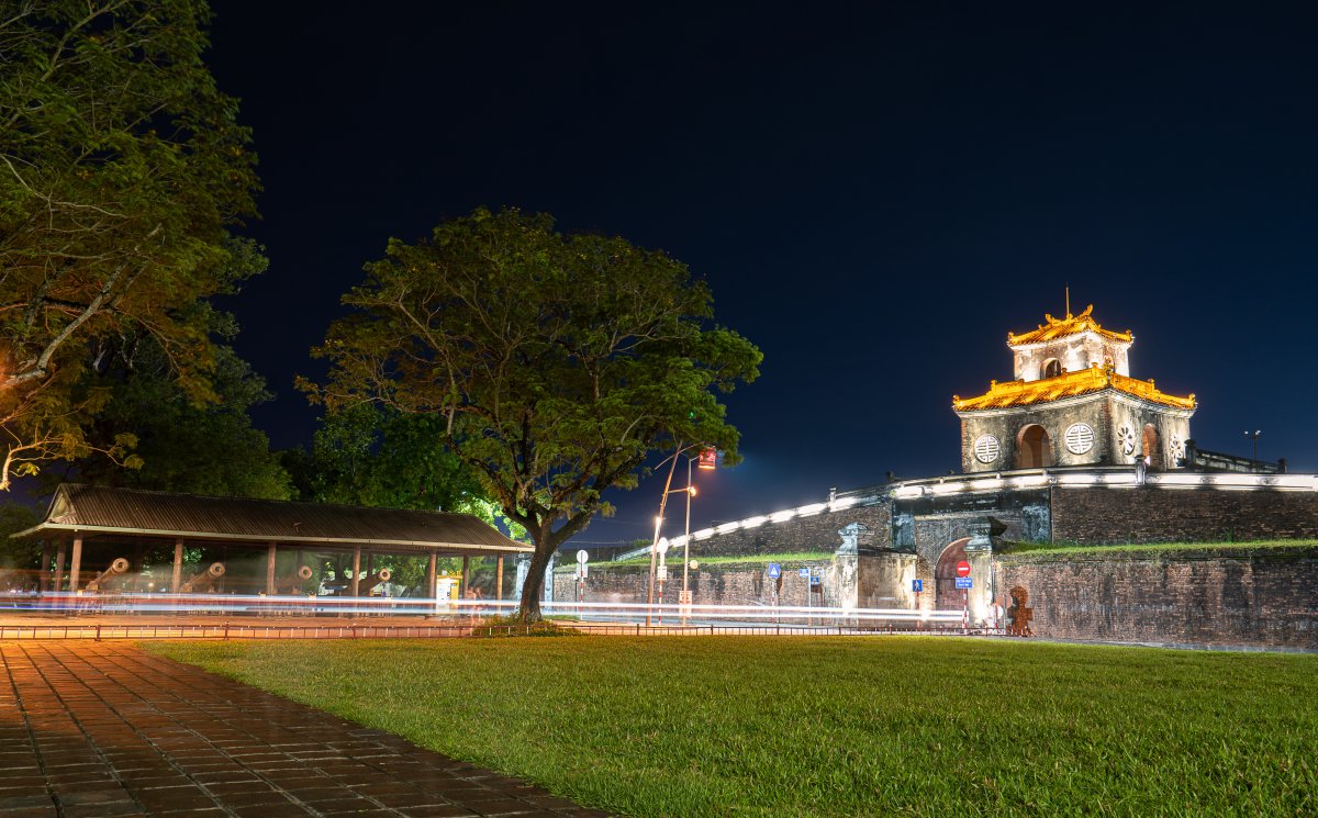 Kinh thành Huế về đêm, di tích thuộc cụm Quần thể di tích Cố đô Huế được UNESCO công nhận là Di sản Văn hoá Thế giới. Ảnh: Nguyễn Trung Âu