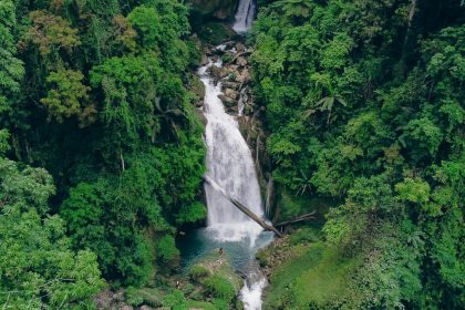 Thác Khau Làn nằm giữa thung lũng Khau Làn thuộc xã Quyết Tiến, huyện Quản Bạ (Hà Giang).