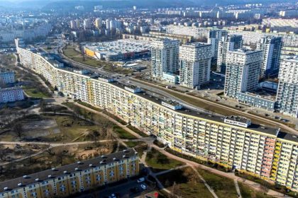 Tòa nhà được xây uốn lượn như một con sóng khi nhìn từ trên cao. Ảnh: Reddit