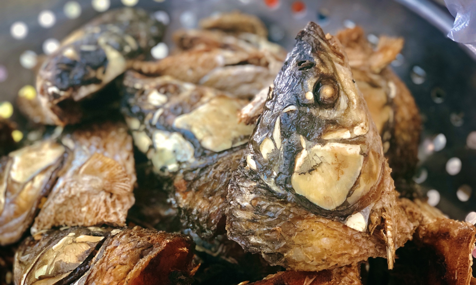 Đầu cá trắm, loại topping đặc biệt tại quán bà Luyến.