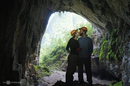 Khách du lịch bên trong hang Én, thuộc VQG Phong Nha - Kẻ Bàng. Ảnh:Hoàng Táo