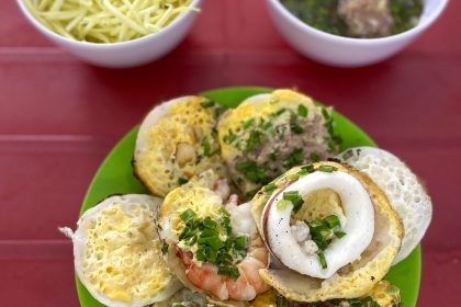 Bánh căn với các loại topping khác nhau gồm mực, tôm, trứng. Ảnh: Đông Phong