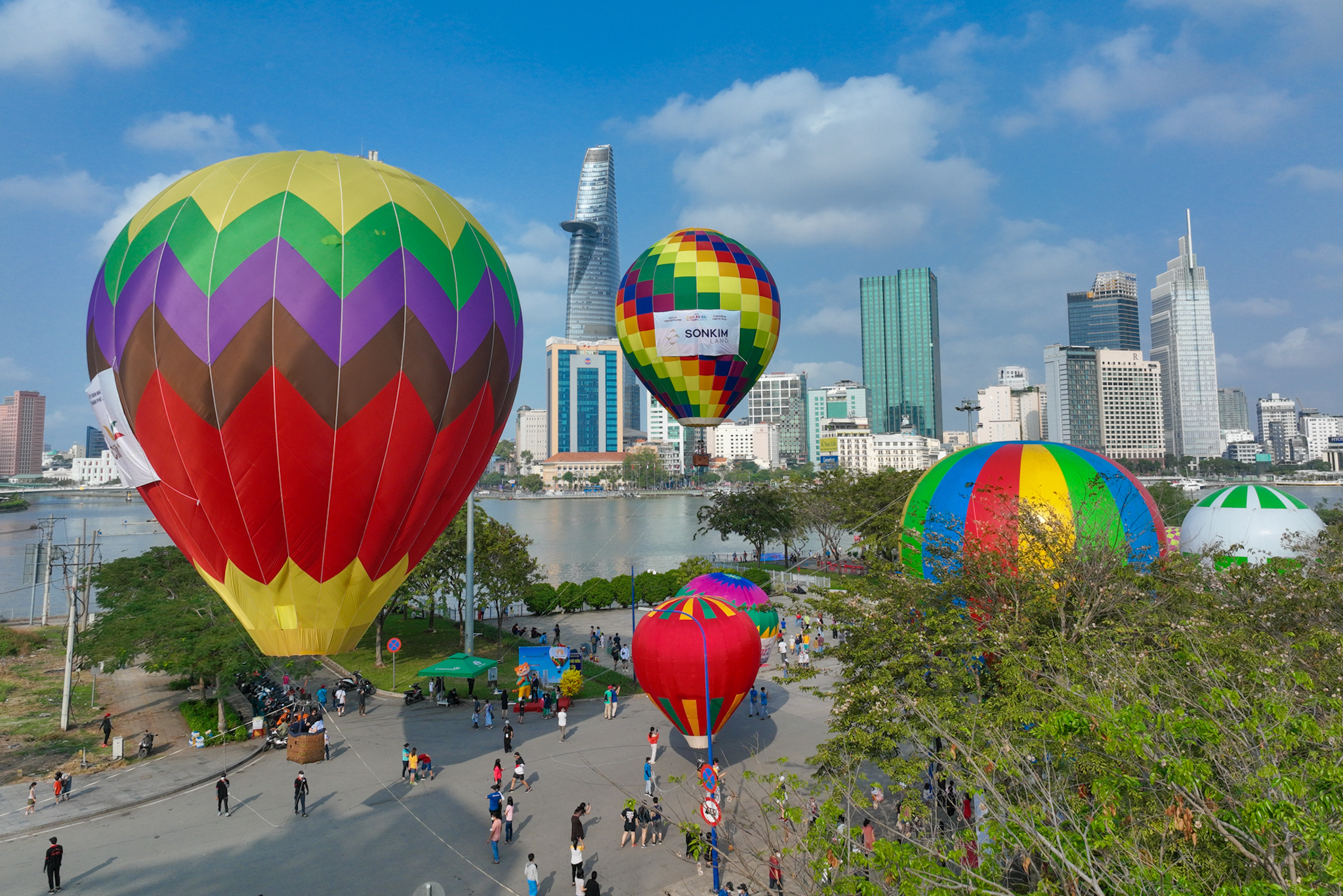 Khinh khí cầu rực rỡ tại Công viên nóc hầm vượt sông Sài Gòn trong Ngày hội khinh khí cầu năm 2022. Ảnh: Ngô Trần Hải An