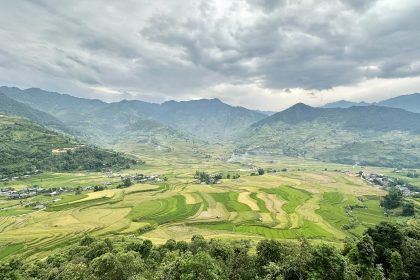 Thung lũng Lìm Mông nhìn từ trạm nghỉ trên đèo Khau Phạ. Ảnh: Nhật Quang