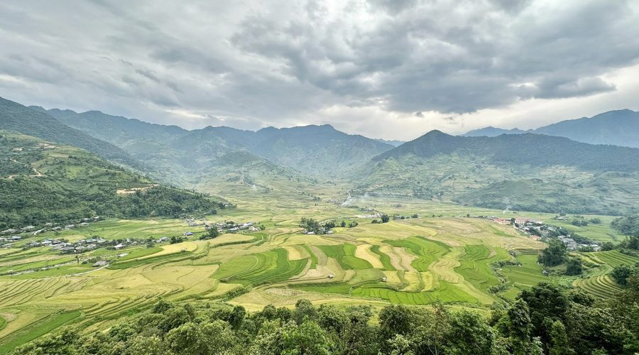 Thung lũng Lìm Mông nhìn từ trạm nghỉ trên đèo Khau Phạ. Ảnh: Nhật Quang