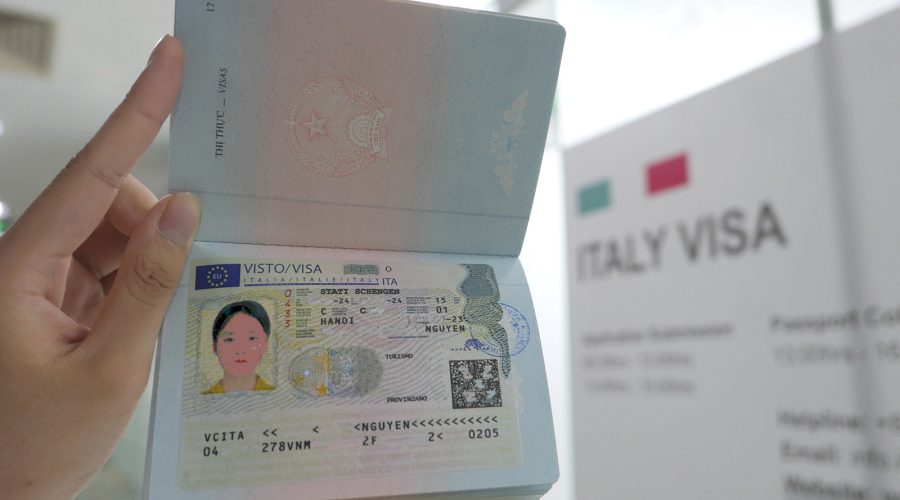 Đọc kỹ hướng dẫn, xin visa Italy ko khó. Ảnh: Trịnh Hằng