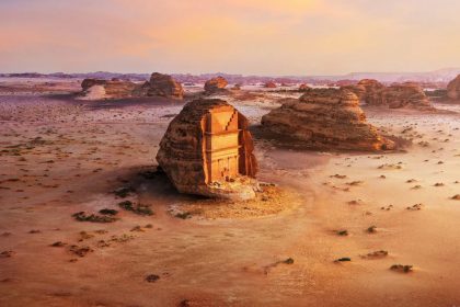 Một điểm du lịch nổi tiếng của Arab Saudi nằm giữa sa mạc. Ảnh: Wtravelmagazine