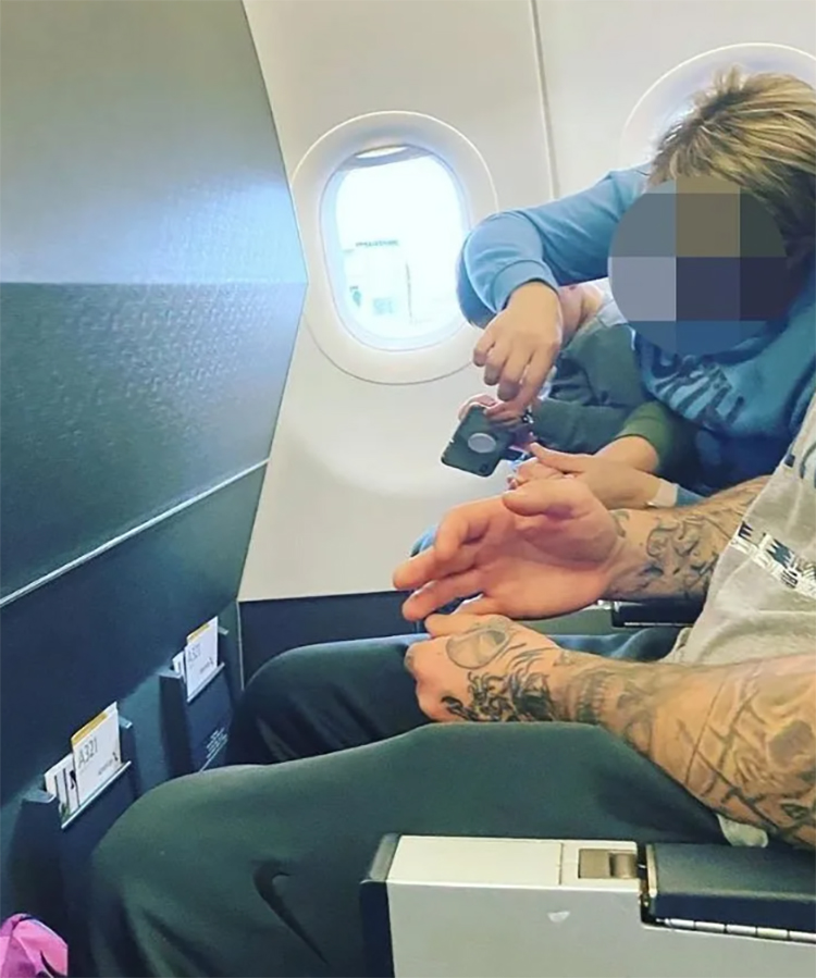 Một người phụ nữ gây bức xúc vì đã cắt móng chân cho con trên một chuyến bay của American Airlines. Ảnh: Sun