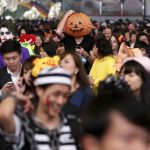 Một con đường ở Shibuya chật kín người dịp Halloween hồi trước dịch. Ảnh: CNN