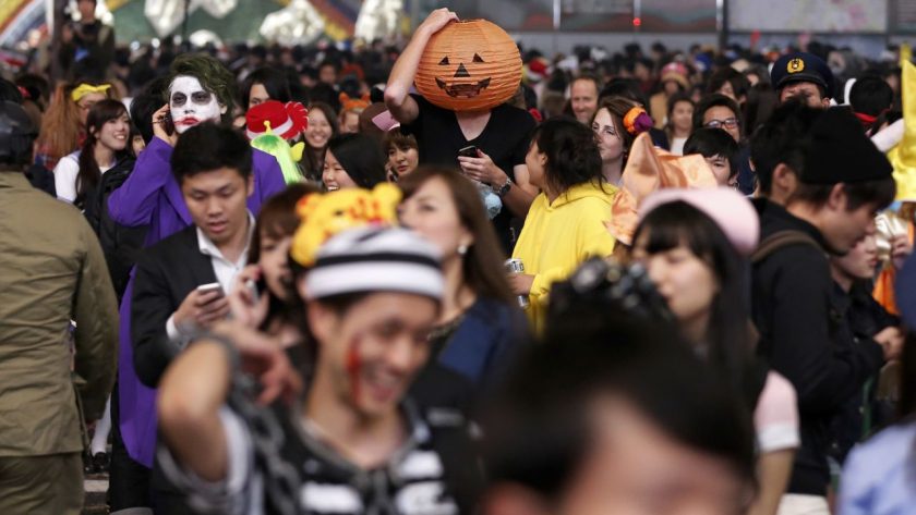 Một con đường ở Shibuya chật kín người dịp Halloween hồi trước dịch. Ảnh: CNN