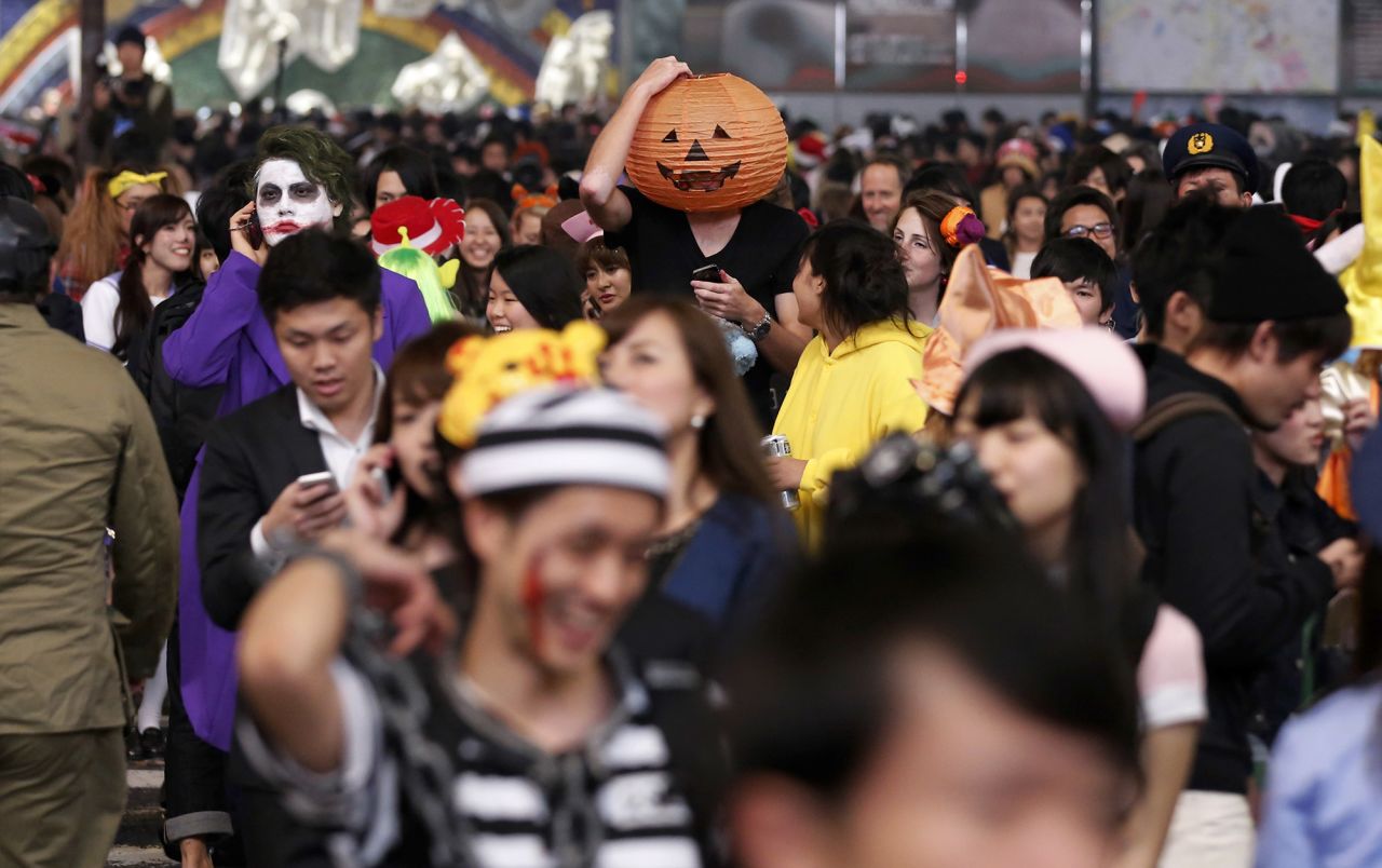 Một con đường ở Shibuya chật kín người dịp Halloween hồi trước dịch. Ảnh: CNN