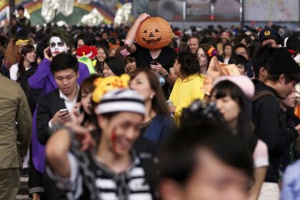 Một con đường ở Shibuya chật kín người dịp Halloween hồi trước dịch. Ảnh: CNN