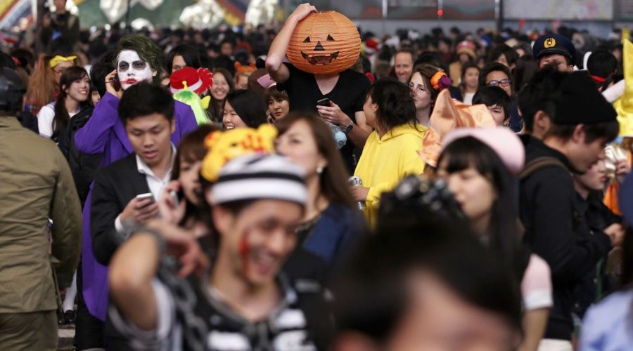 Một con đường ở Shibuya chật kín người dịp Halloween hồi trước dịch. Ảnh: CNN