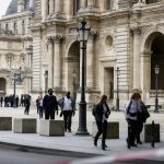 Mọi người rời khỏi bảo tàng Louvre khi nơi này bị đe dọa đánh bom vào 14/10. Ảnh: AP
