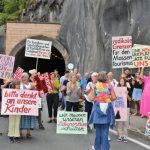 Dân làng Hallstatt biểu tình hồi tháng 8 để chống du lịch quá tải. Ảnh: AFP