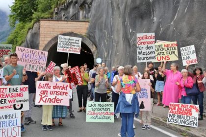 Dân làng Hallstatt biểu tình hồi tháng 8 để chống du lịch quá tải. Ảnh: AFP