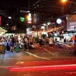 Chợ đêm Bangkok bày bán la liệt các quầy đồ ăn. Ảnh: Agoda