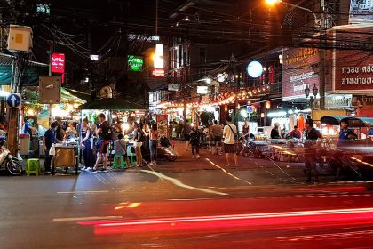 Chợ đêm Bangkok bày bán la liệt các quầy đồ ăn. Ảnh: Agoda