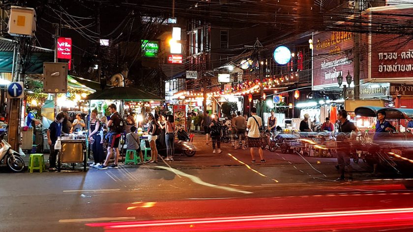 Chợ đêm Bangkok bày bán la liệt các quầy đồ ăn. Ảnh: Agoda