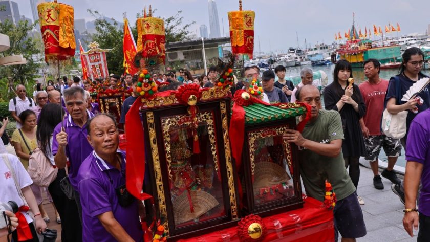 Người dân chuyển bàn thờ nữ thần biển từ đền nổi sang đền mới trên đất liền vào hôm 3/10. Ảnh: SCMP