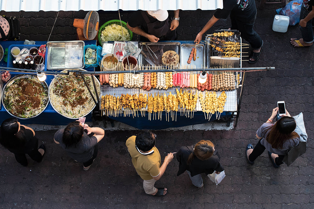 Một quầy hàng rong bán đồ ăn nhanh tại Thái Lan. Ảnh: Agoda