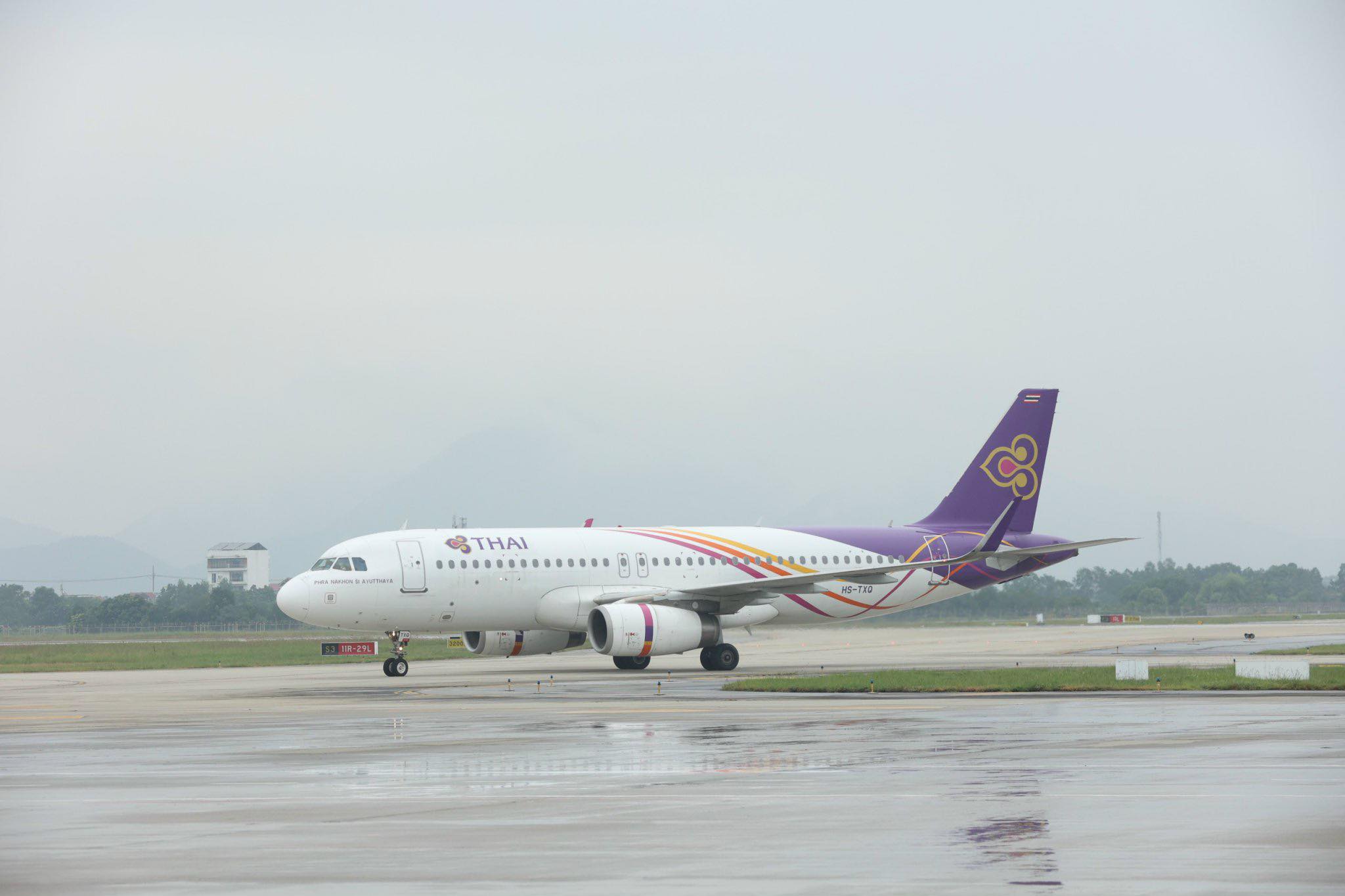 Một tàu bay của Thái Lan hạ cánh tại sân bay Nội Bài ngày 29/10. Ảnh: HG