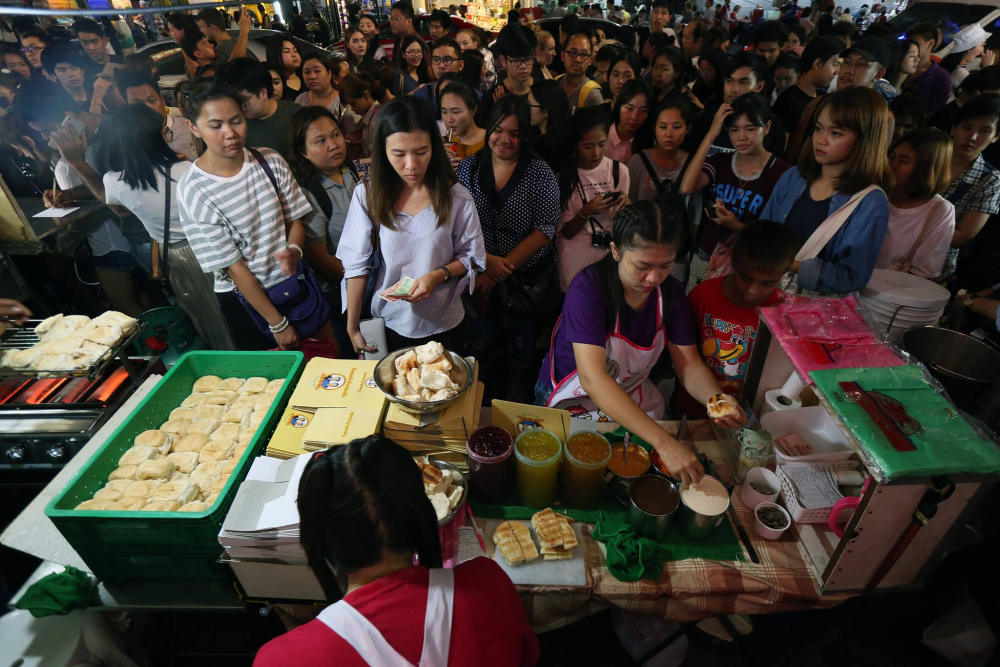 Thực khách xếp hàng đợi mua đồ ăn tại một quầy hàng rong ở Thái Lan. Ảnh: Nationthailand