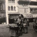 Hình ảnh một gánh phở dạo trên đường phố Hà Nội được trưng bày tại sự kiện Gánh hàng rong - buổi trưng bày nghệ thuật do Viện Pháp tại Việt Nam và Viện Viễn Đông Bác Cổ (EFEO) năm 2022. Bức ảnh được chụp trước năm 1950. Ảnh: EFEO