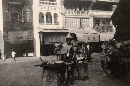 Hình ảnh một gánh phở dạo trên đường phố Hà Nội được trưng bày tại sự kiện Gánh hàng rong - buổi trưng bày nghệ thuật do Viện Pháp tại Việt Nam và Viện Viễn Đông Bác Cổ (EFEO) năm 2022. Bức ảnh được chụp trước năm 1950. Ảnh: EFEO