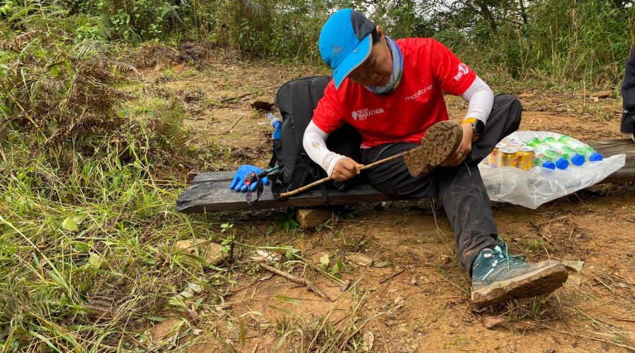 Chọn một đôi giầy tốt sẽ khiến cho hành trình leo núi dễ chịu hơn. Ảnh: Hồng Phương