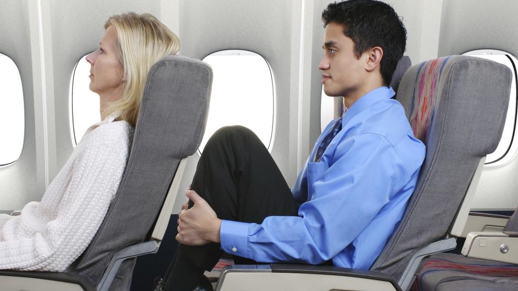 Ngả lưng ghế khiến không gian người ngồi sau chật chội hơn. Ảnh: iStock