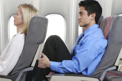 Ngả lưng ghế khiến không gian người ngồi sau chật chội hơn. Ảnh: iStock