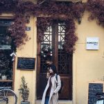 Du khách Diệu Anh check-in tại một quán cà phê nổi tiếng gần hồ Hoàn Kiếm trong chuyến du lịch mùa thu Hà Nội năm 2019. Ảnh: Diệu Anh