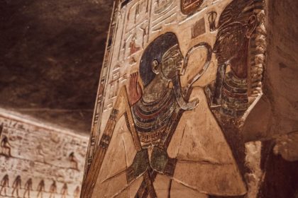 Bức tường và cây cột được bao phủ bởi nhiều chữ tượng hình trong lăng mộ Seti I. Ảnh: Unsplash