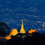 Một ngôi chùa ở Doi Suthep lên đèn vào buổi đêm. Ảnh: Getty